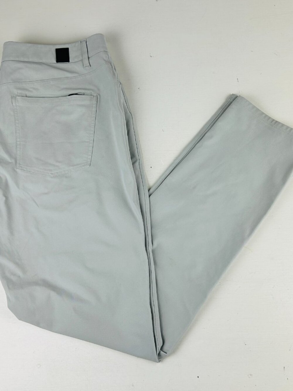 Vuori Meta Pants Mens 34 Light Gray Performance Casual Stretch V430